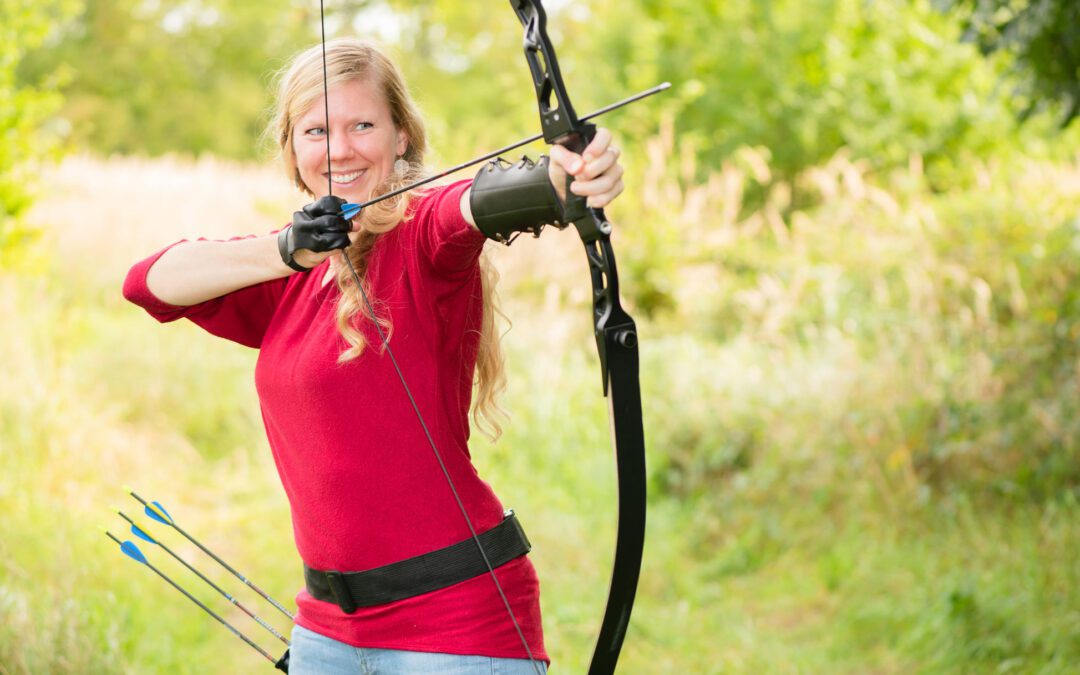 Zielgruppe definieren als Selbstständige und Freiberufler: Auf dem Foto ist Brigitte Walter zu sehen mit Pfeil und Bogen - methaphorisch für das Anvisieren von Zielen im Business.